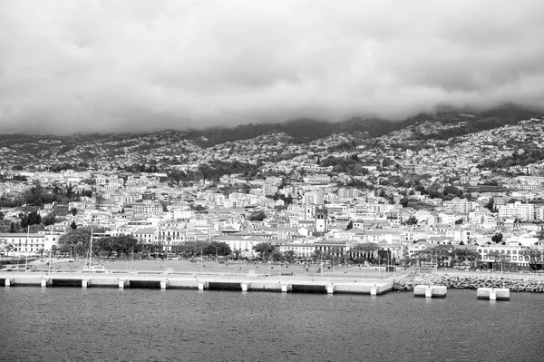 Belles maisons côtières avec des toits rouges près de la montagne et des bateaux — Photo