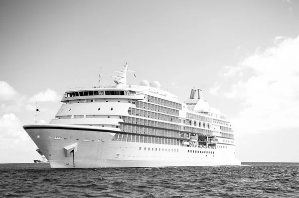 Nagy luxus fehér hajó óceánjáró a tengeren — Stock Fotó