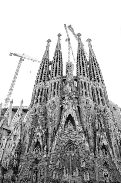 Sagrada Familia beyaz arka plan üzerinde izole — Stok fotoğraf