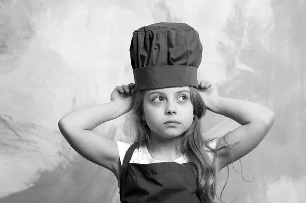 小孩或婴儿的女孩，在厨师或厨师帽、 围裙 — 图库照片