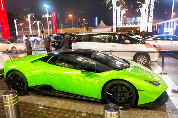 Суперкар Lamborghini Huricane зеленого цвета — стоковое фото