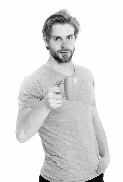 男子酒从杯咖啡或茶 — 图库照片