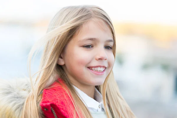 Sourire d'enfant sur un environnement flou — Photo