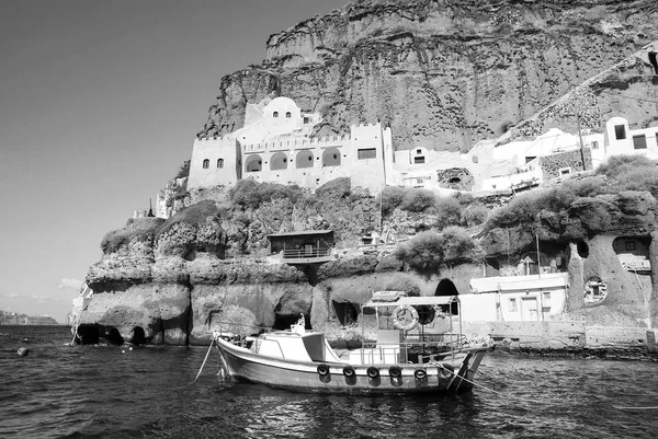 Sailing boat in bay of Santorini island, Greece — Stock Photo, Image