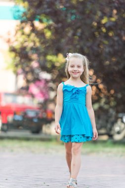 Uzun sarı saçlı gülen çocuk