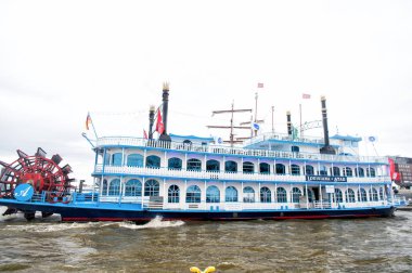 Eski gemi float su şehir Limanı, hamburg, Almanya