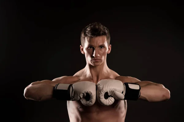 Homem atleta com luvas de boxe no fundo escuro — Fotografia de Stock