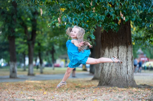 Танцовщица в летнем парке — стоковое фото