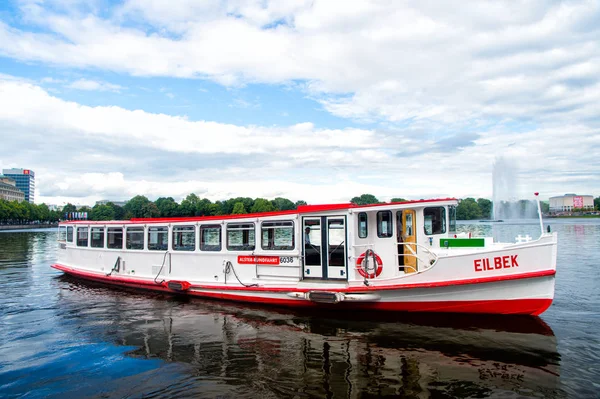 Barco de cruzeiro flutuar na água do rio em hamburgo, Alemanha — Fotografia de Stock