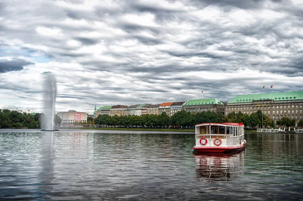 Barca da crociera galleggiare sull'acqua del fiume in hamburg, Germania — Foto Stock