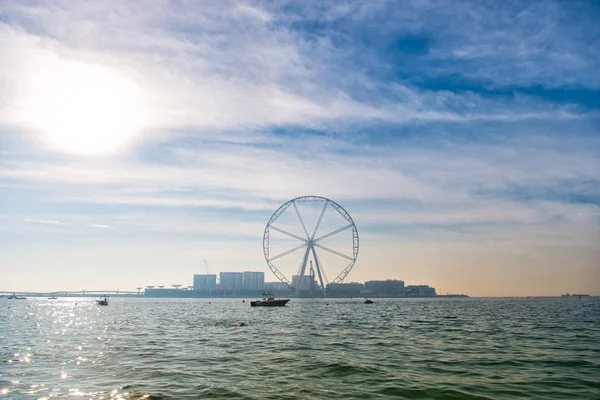 Dönme dolap içinde Dubai, Birleşik Arap Emirlikleri, mavi denizi — Stok fotoğraf