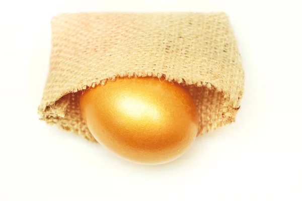Telur tradisional dicat dengan warna emas dalam tas burlap — Stok Foto