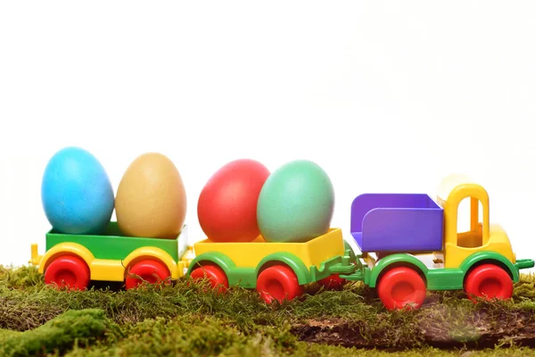 Pintei páscoa ovos coloridos em brinquedo de carro de plástico — Fotografia de Stock