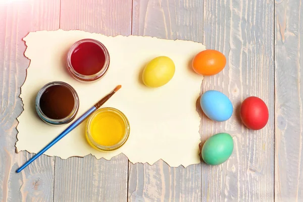 Ovos de páscoa pintados e lápis colorido definido em copo azul — Fotografia de Stock