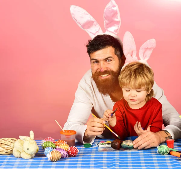 Velikonoční slavnost, joy koncept. Otec a syn, příprava na dovolenou — Stock fotografie