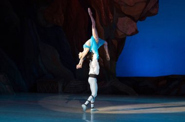 bale dansçıları Aleksandr Stoyanov ve Katerina Kukhar bale sırasında Corsar