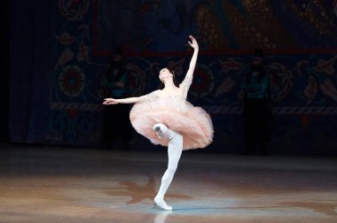 Bale dansçısı balerin bale sırasında Corsar