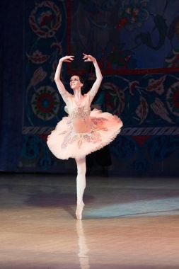 Bale dansçısı balerin bale sırasında Corsar