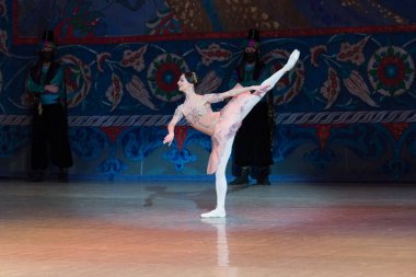 Bale dansçısı balerin bale sırasında Corsar