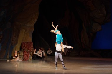 bale dansçıları Aleksandr Stoyanov ve Katerina Kukhar bale sırasında Corsar