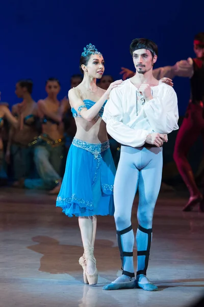 Χορευτές μπαλέτου Aleksandr Stoyanov και Κατερίνα Kukhar χορό κατά τη διάρκεια του μπαλέτου Corsar — Φωτογραφία Αρχείου