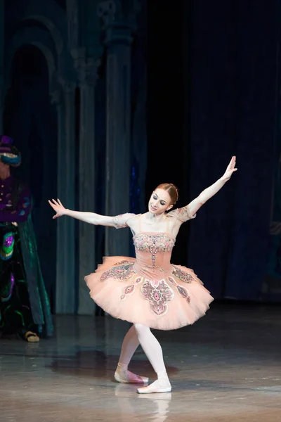 Balletttänzerin Ballerina tanzt beim Ballettcorsar — Stockfoto