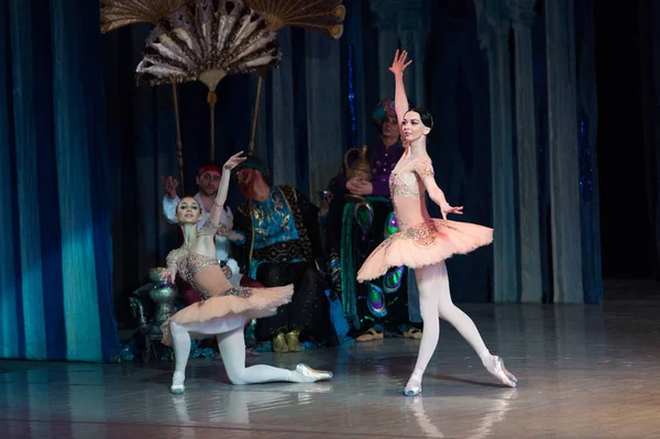 バレエ ダンサー バレリーナのバレエ ・ コーサー中ダンス — ストック写真