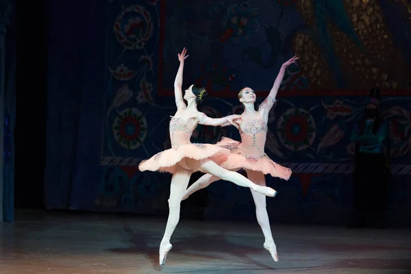 Balettitanssija ballerina tanssii baletissa Corsar — kuvapankkivalokuva