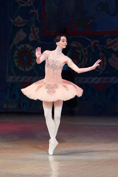 バレエ ダンサー バレリーナのバレエ ・ コーサー中ダンス — ストック写真