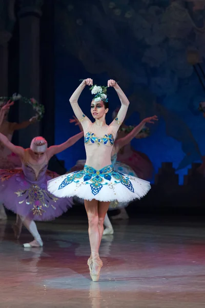 Bailarina de ballet Katerina Kukhar bailando durante el ballet Corsar — Foto de Stock