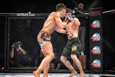 Şu yüzüğe MMA fighters mücadele