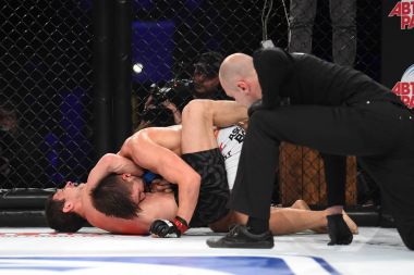 Şu yüzüğe MMA fighters mücadele