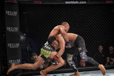 Şu yüzüğe MMA fighters mücadele