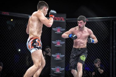 Şu yüzüğe MMA fighters mücadele