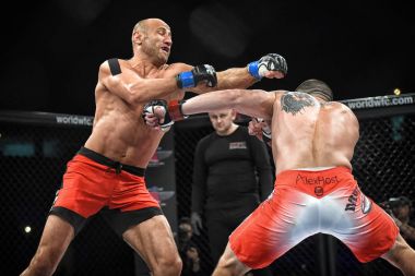 Şu yüzüğe MMA fighters mücadele