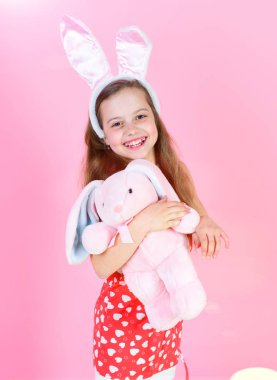 Tavşan kulaklar kafa bandı ile gülümseyen çocuk