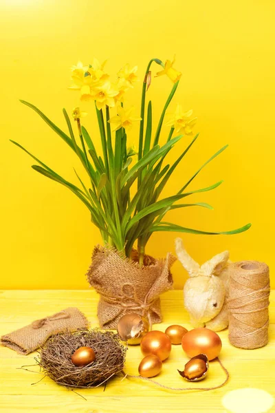 Conejo de Pascua, narciso amarillo primaveral, huevo dorado e hilo —  Fotos de Stock