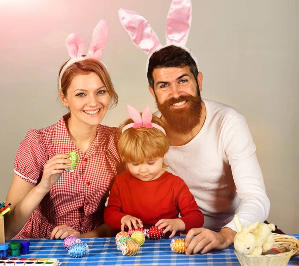 Члени сім'ї носять рожеві вуха кролика. концепція святкового духу — стокове фото