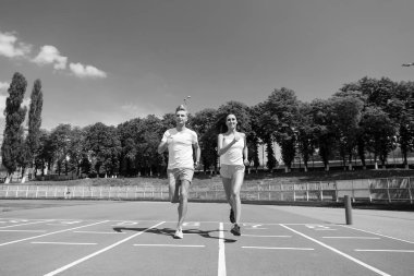 Runner erkek ve kadın arena yolda çalışan