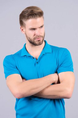 Sakallı yüzü, sarı saç, saç kesimi adamı