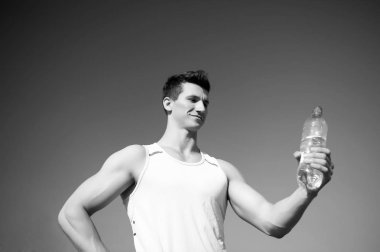 Yeşil tshirt üzerinde mavi gökyüzü gülümseyen atlet