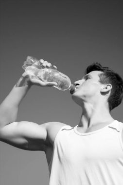 Mavi gökyüzü üzerinde yeşil tshirt atlet.