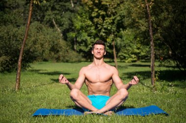 Adam sağlıklı vücut ile meditasyon yoga mat