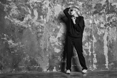 Peruk saç giymek spor takım elbise tam uzunlukta kadında