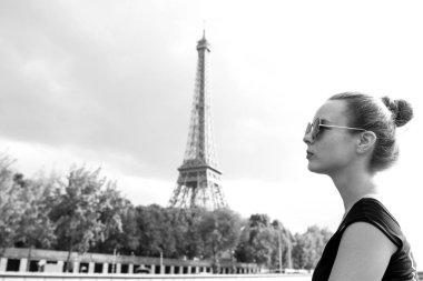 Paris, Fransa 'da Eyfel Kulesi' ne bakan bir kız