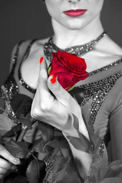 Červená růže, nehty a rty, květina, manikúra, make-up, krása — Stock fotografie
