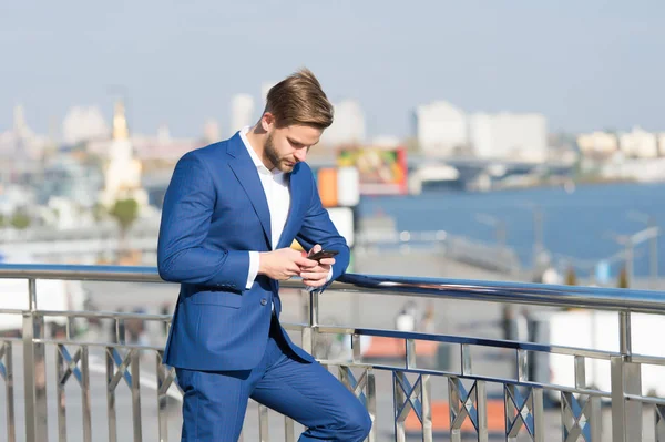 Byznysmen s chytrým telefonem na terase ve městě, obchodní komunikace — Stock fotografie