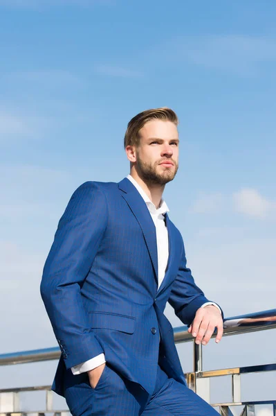 Homme d'affaires debout sur le ciel bleu, succès, ambition, liberté, réalisation — Photo