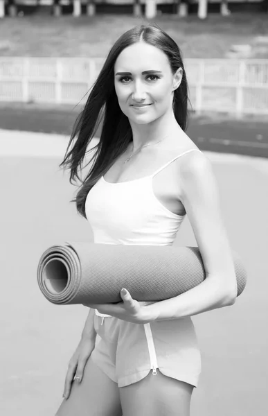 Fitness fille avec tapis de yoga — Photo