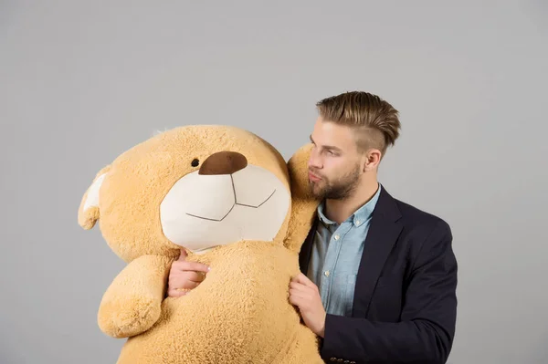 Urso boneca em mãos de homem para celebração de aniversário — Fotografia de Stock